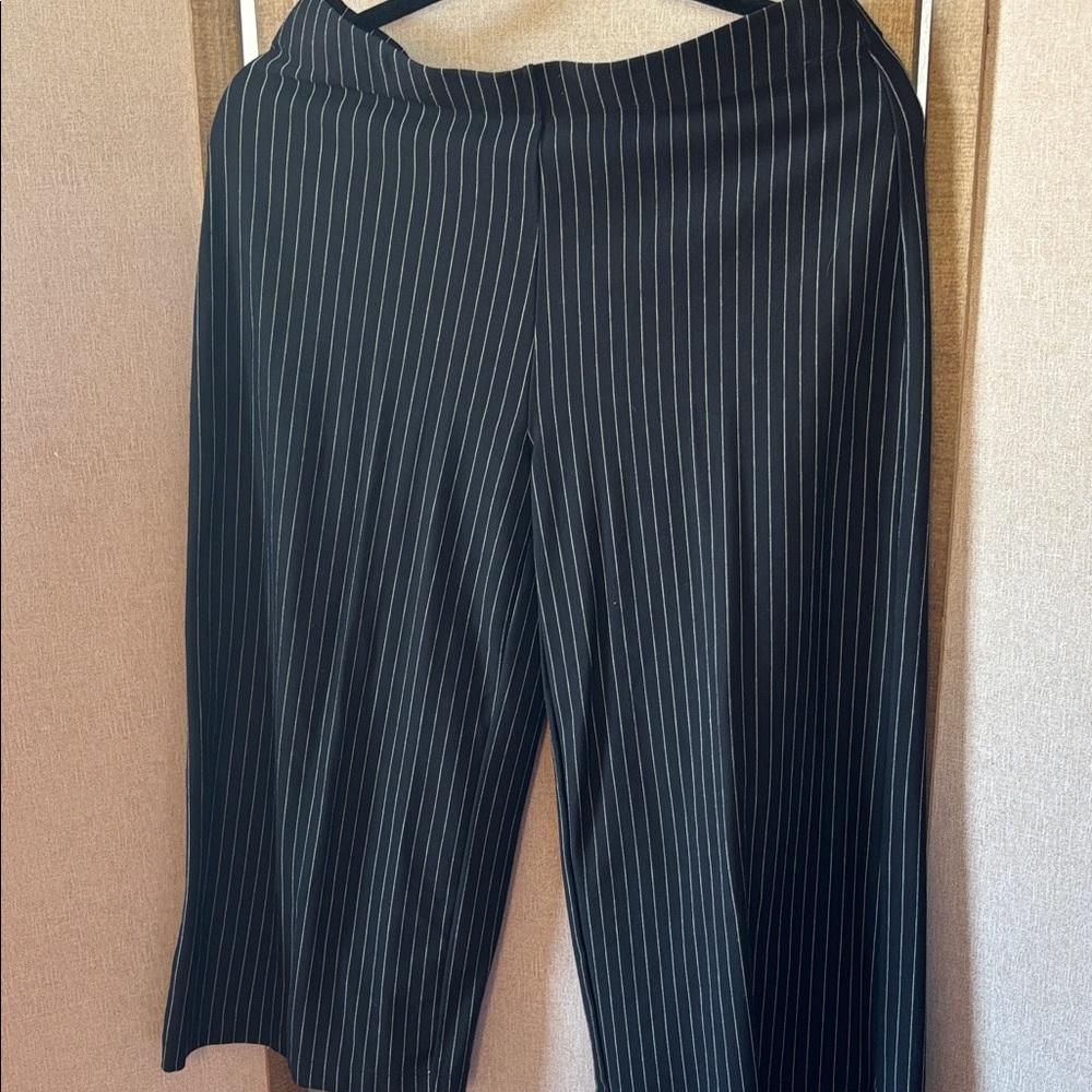 FINAL MARKDOWN Eric Black Pinstripe capri Pants medium